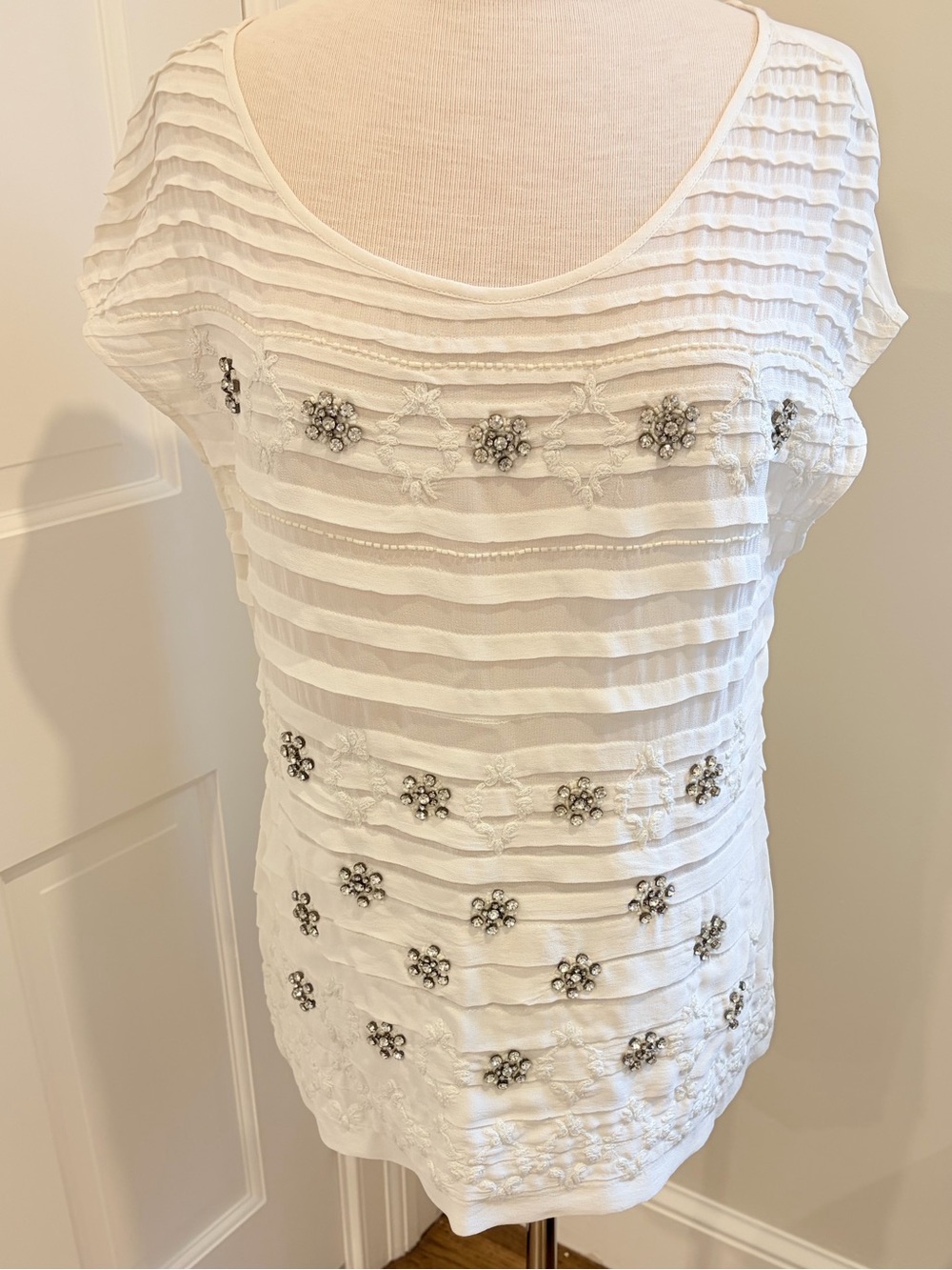 Anthropologie Women’s White Embroidered Rhinestone Cap Sleeve Blouse Size Small